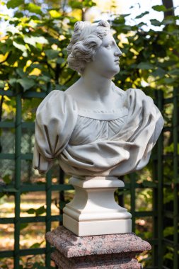 Şehirli Yunan ya da İtalyan Rönesans döneminin heykeli Şehir parkındaki çiçekli kadın Altın Sonbahar renklerine büründü,