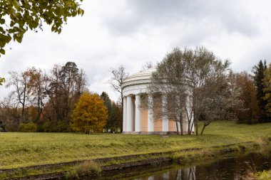 Güneşli havada güzel bir sonbahar parkı