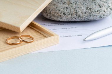 Evlilik sözleşmesi bir çift alyansla yapılan evlilik sözleşmesi.