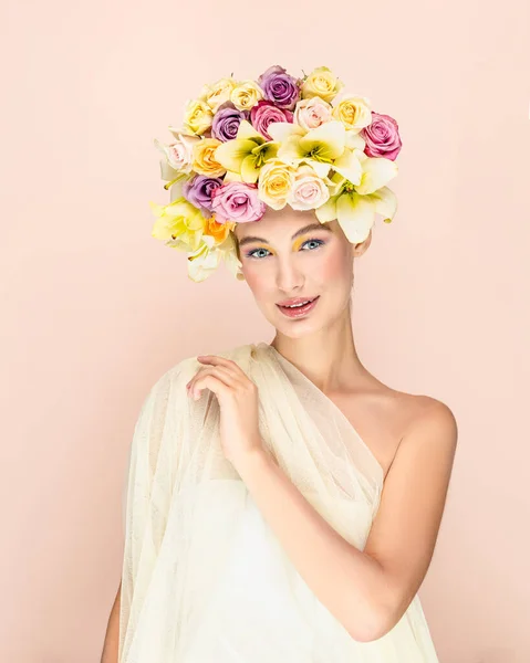 머리에 꽃다발이 아름다운 금발의 전문적 메이크업 분홍색이야 — 스톡 사진