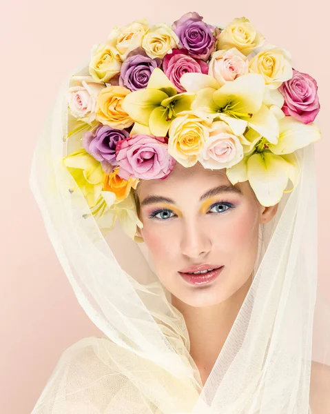 머리에 꽃다발이 아름다운 금발의 전문적 메이크업 분홍색이야 — 스톡 사진