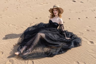 Saman şapkalı ve nehrin kıyısında siyah elbiseli mutlu bir genç kız. Gök gürültüsü 