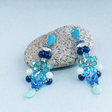 Gösteri için sunulan masadaki moda küpeler