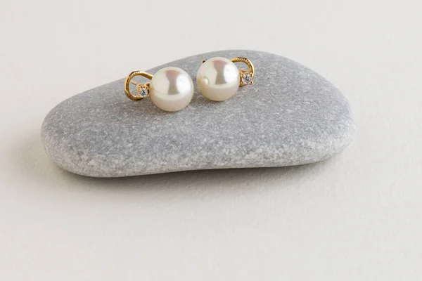 Perlas Blancas Sobre Una Piedra Gris —  Fotos de Stock