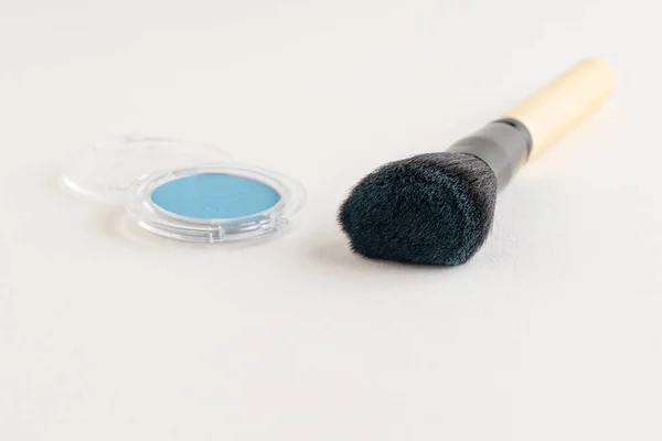 Escova Maquiagem Com Azul — Fotografia de Stock