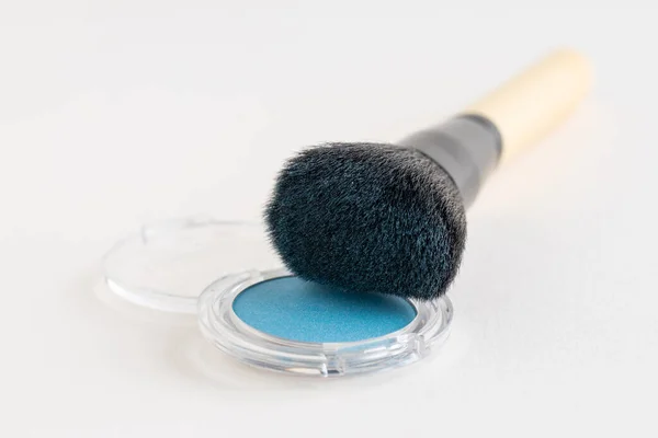 化妆刷与蓝色粉末 — 图库照片