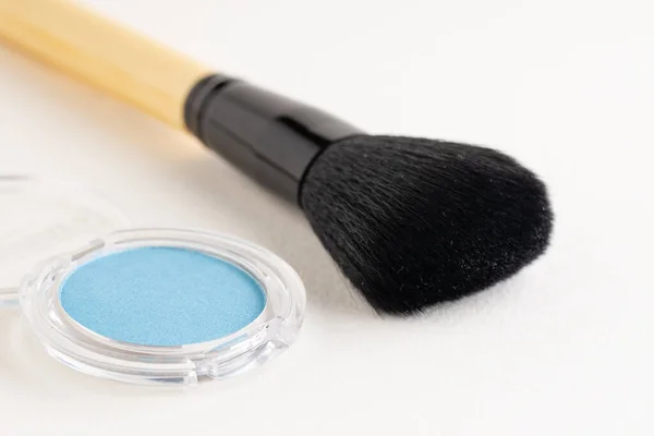 化妆刷与蓝色粉末 — 图库照片
