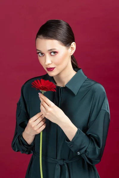 Preciosa Chica Con Vestido Verde Pie Aislado Sobre Fondo Rojo —  Fotos de Stock