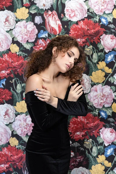 Vacker Romantisk Ung Kvinna Poserar Bakgrund Rosor Inspiration Från Vår Royaltyfria Stockbilder