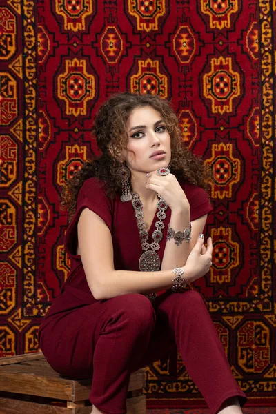 Mode Vacker Flicka Gamla Mattaffär Turkiet Orientalisk Matta Stockfoto