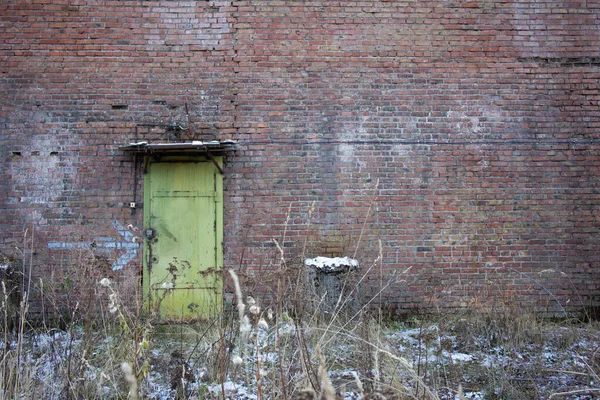Железная дверь в кирпичной стене. — стоковое фото