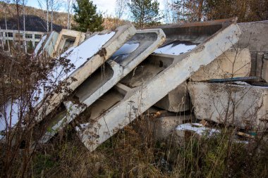 Konut inşaatı için güçlendirilmiş beton levhalar.