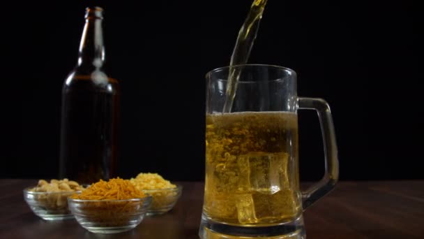 Häll Ett Genomskinligt Halvfullt Glas Festdags Brun Ölflaska Med Goda — Stockvideo
