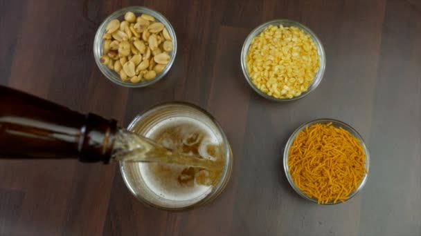 Częste Uzupełnianie Schłodzonego Piwa Przezroczystym Kubku Orzeźwiający Napój Kieliszek Piwa — Wideo stockowe