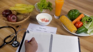 Keto diyetini takip eden bir kadın - boş bir deftere 