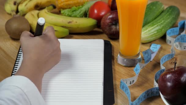 Beslenme Uzmanı Kilo Verme Yolculuğu Için Diyet Planı Yapıyor Meyveler — Stok video