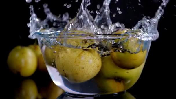 Gouden Gele Peren Naak Vallen Een Transparante Kom Vol Water — Stockvideo