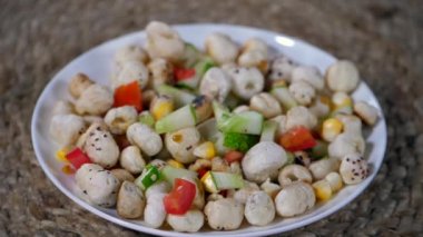 Fındık salatası. Lezzetli ve sağlıklı Hint yemeği. Geleneksel Hint atıştırmalığı. Dilimlenmiş salatalık ve domatesle süslenmiş. Besleyici, yaşlanma karşıtı, kilo kaybı.