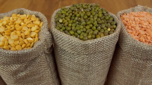 蛋白质的丰富来源 不同的豆类 小扁豆保存在厨房的黄麻袋子里 黑眼豌豆 Chana Dal Masoor Dal和Whole Moong Dal在一起 — 图库视频影像