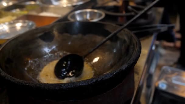 Gatuförsäljare Friterar Indiskt Tunnbröd Paratha Het Olja Gatumat Paranthe Wali — Stockvideo