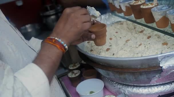 Rabri Müşterileri Için Kilden Gözlüklerle Hazırlayan Küçük Bir Şekerci Dükkanı — Stok video