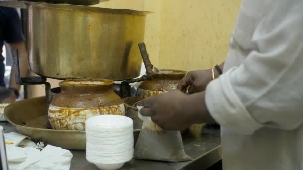 Gatuförsäljare Packar Het Sabzi Curry Plastpåsar Plastanvändning Skadlig Påverkan Populär — Stockvideo