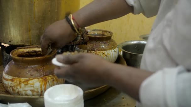 焼きたてのチョールをスライスしたダニアとアドラックで飾るストリートホーカー ストリートフード インド 旧デリーの有名な市場でChanna Kulchaを提供する小さな店 おいしい食べ物 不衛生な — ストック動画