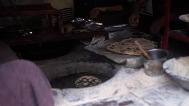 Ein Arbeiter Einem Kleinen Restaurant Macht Parathas Einem Tandoor Ein — Stockvideo