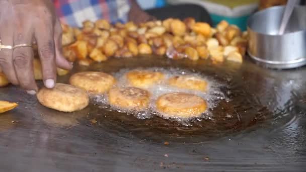 Δημοφιλές Ινδικό Φαγητό Aloo Tikki Και Chaat Τηγανίζεται Βαθιά Ανθυγιεινό — Αρχείο Βίντεο