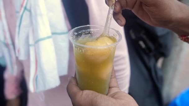 Eine Person Die Kanji Vada Mit Aromatisiertem Wasser Isst Serviert — Stockvideo