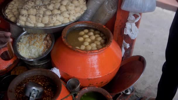 Indiański Uliczny Jastrząb Serwujący Kanji Vada Wada Szklance Rajasthani Detoksykujący — Wideo stockowe