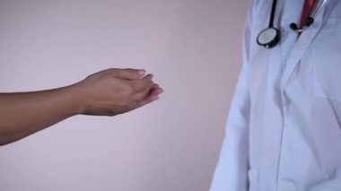 Hastalığı hakkındaki haberleri verdikten sonra genç bir hastayı teselli eden genel bir doktor. Kadın hastasını rahatlatan beyaz üniforma giyen bir sağlık çalışanı - hasta memnuniyeti, daha iyi sonuç, daha hızlı iyileşme, kendine güven ve güven
