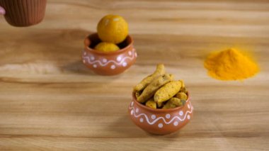 Soğutulmuş haldi sütü altın sütle servis edilir. Hint tatlıları / Laddus, Namkeen, ve pudra Haldi bir arada tutardı - akşam atıştırmaları, lezzetli yemekler, ev yapımı, şifalı bitkiler