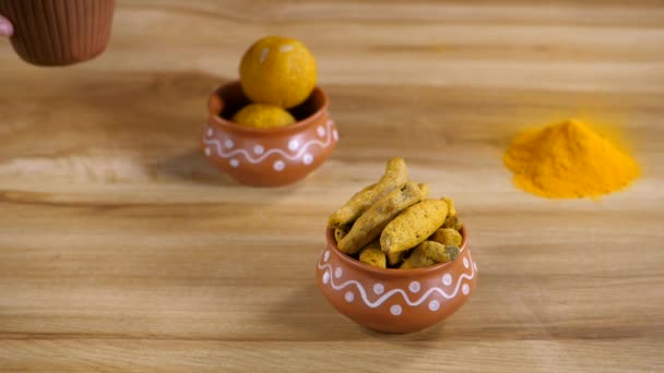 Schłodzone Mleko Haldi Podawane Szklance Ceramiki Złote Mleko Indyjskie Tradycyjne — Wideo stockowe