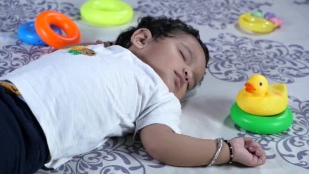 Urocze Dziecko Białej Koszulce Śpiące Wygodnym Łóżku Plastikowe Zabawki Słodkiej — Wideo stockowe