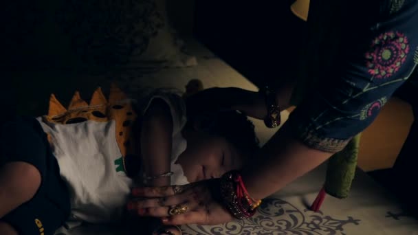 Opiekuńcza Czuła Matka Usypiająca Córeczkę Urocze Słodkie Dziecko Luźnych Ubraniach — Wideo stockowe