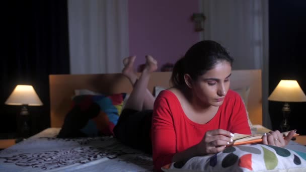 Çekici Bir Kadın Boş Zamanlarında Evinde Dinleniyor Stresli Endişeli Gece — Stok video