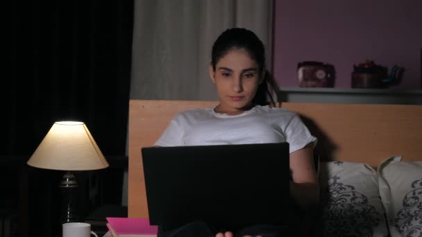Mladá Dívka Která Používá Notebook Pro Práci Kanceláři Tmavé Místnosti — Stock video