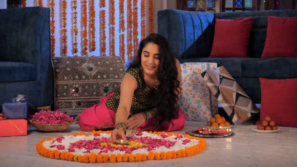 一位穿着民族服装的漂亮女士用油灯装饰着花环 节日期间 礼品盒 放在客厅里放在盘子里的印第安糖果 这是一个吉祥的时刻 也是一个印度教节日 — 图库视频影像