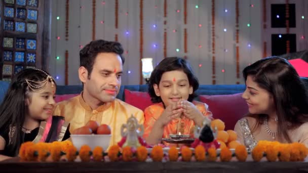 Een Noord Indische Familie Die Graag Een Religieuze Diwali Puja — Stockvideo