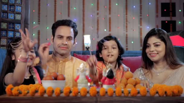 Eine Indische Familie Duscht Fröhlich Blumenblätter Während Sie Diwali Puja — Stockvideo
