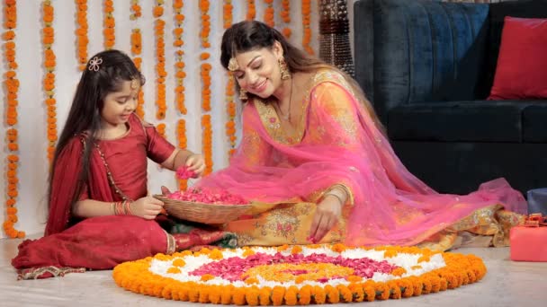 Una Madre Una Hija Felices Decorando Rangoli Tradicional Con Pétalos — Vídeo de stock