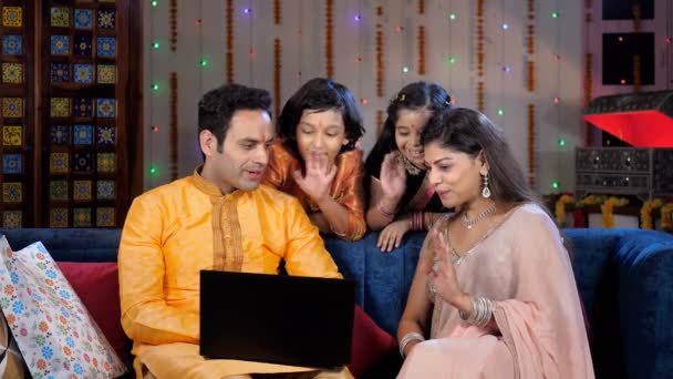 快乐的父母和他们的孩子一边挥挥手一边在电视上交谈 这是一个庆祝的时刻 快乐的家庭一起庆祝Diwali节 印度教节 印度文化 闲暇时间 — 图库视频影像