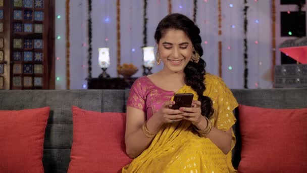 Senhora Alegre Sari Usando Seu Smartphone Durante Festival Diwali Uma — Vídeo de Stock