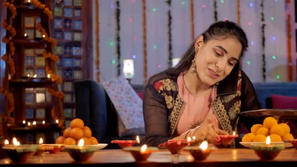 Una Bella Giovane Donna Augura Suoi Amici Felice Diwali Una — Video Stock