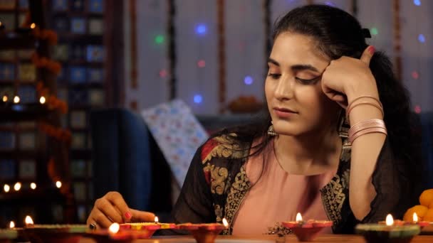 Giovane Ragazza Indiana Triste Durante Celebrazioni Del Diwali Dolci Indiani — Video Stock