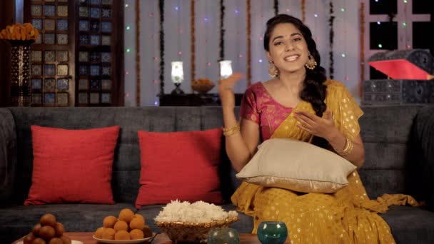 在Diwali期间 传统的穿着女人在视频通话中挥手聊天 在盘上装饰的自制印度糖果 印度教节日 节日期间 迪帕瓦利庆典 吉祥的时刻 — 图库视频影像