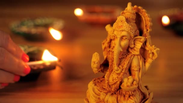 Frau Zündet Bunte Diyas Für Die Festtage Ein Hinduistisches Fest — Stockvideo