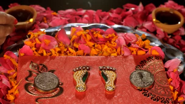 バラの花びらにマッチ棒で土のダイヤを照らす お祝いの時間 マリーゴールドと赤いリパハ 封筒でバラの花びらで飾られた法会タイ Diwali Pooja 縁起の良い機会 神への供物 — ストック動画