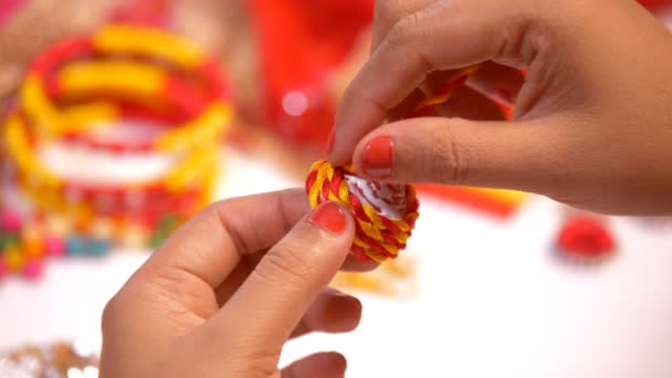 Pulseras Coloridas Cuentas Saree Bonito Vestido Indio Mantenido Juntos Una — Vídeo de stock